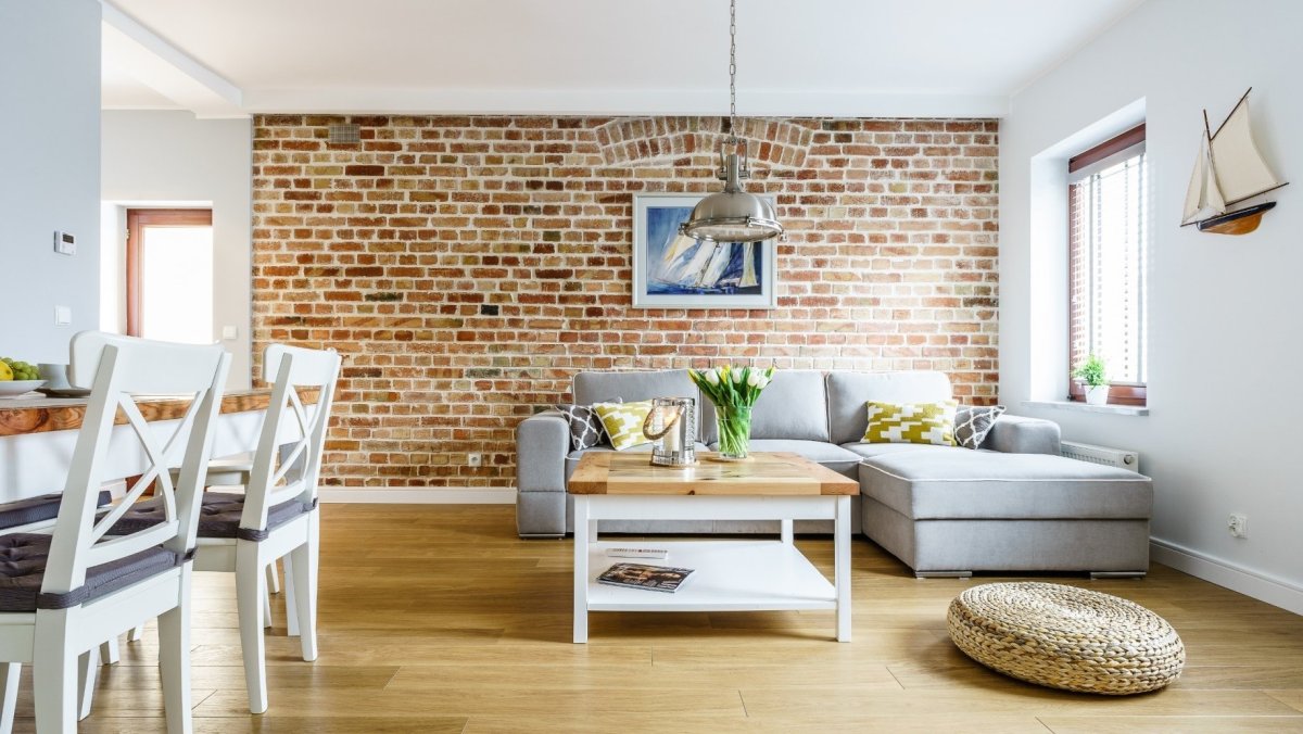 Белая кирпичная стена в интерьере