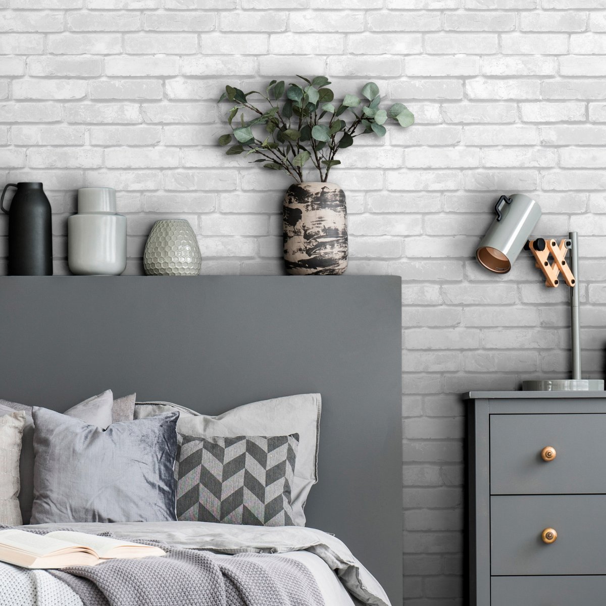 Гипсовый кирпич в интерьере гостиной