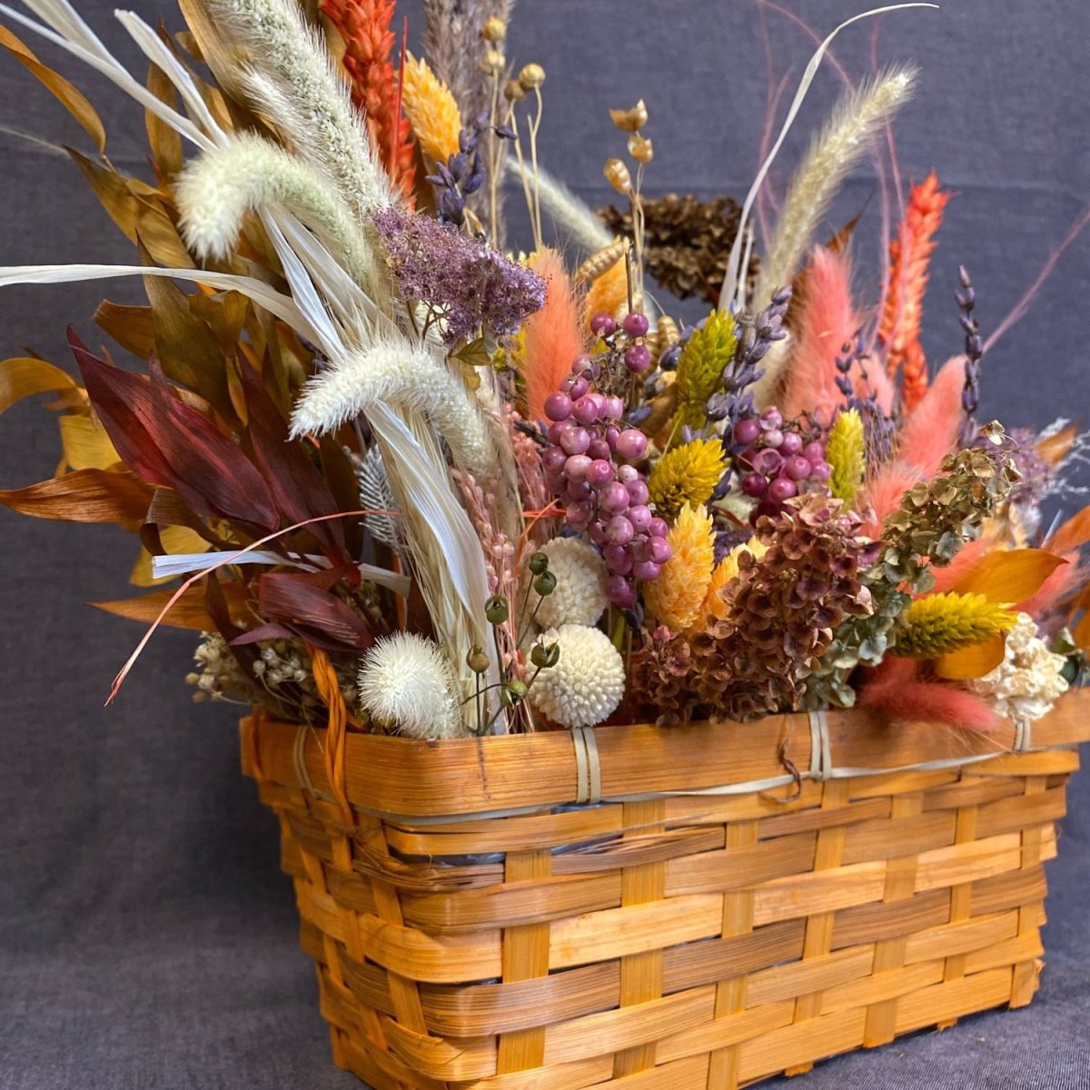 Композиция из сухоцветов в вазе