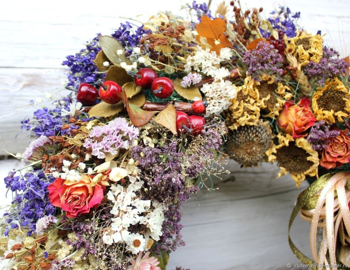 Композиция из веток и сухоцветов