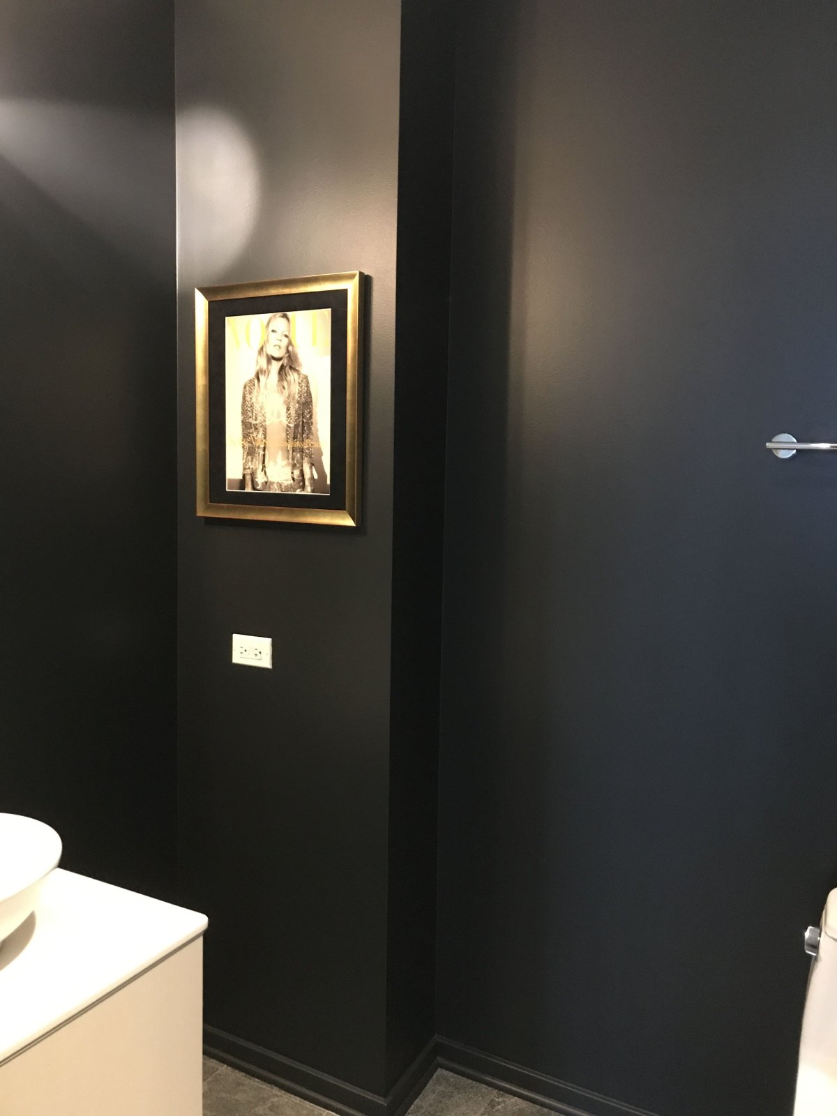 Черная матовая стена