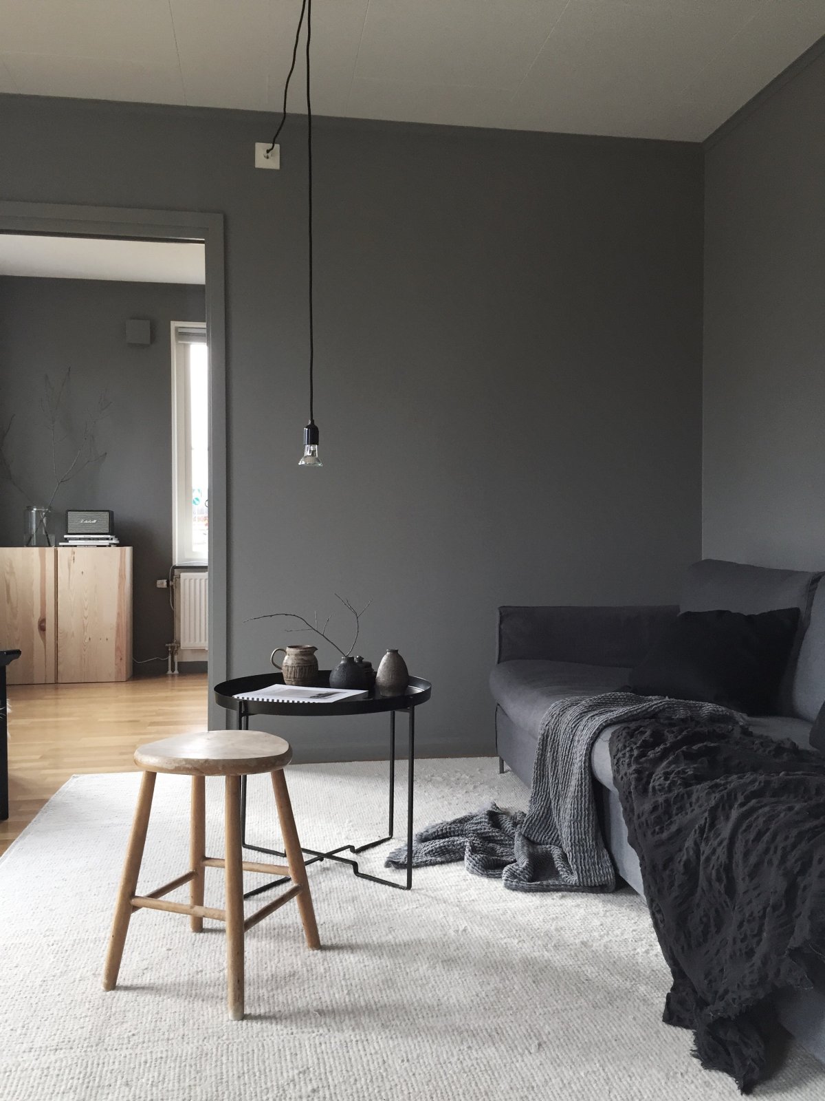 Темно серые стены в интерьере