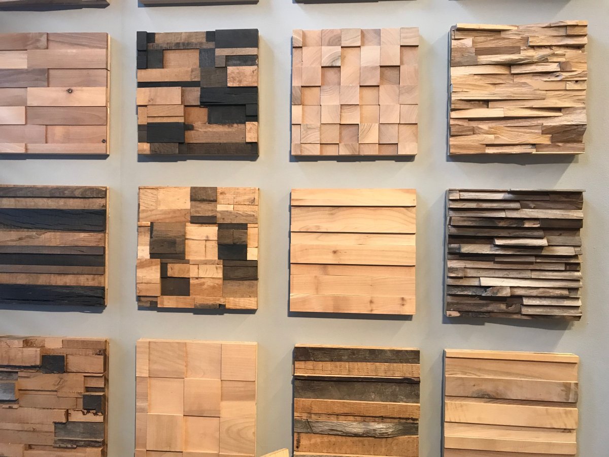 Стена из деревянных спилов