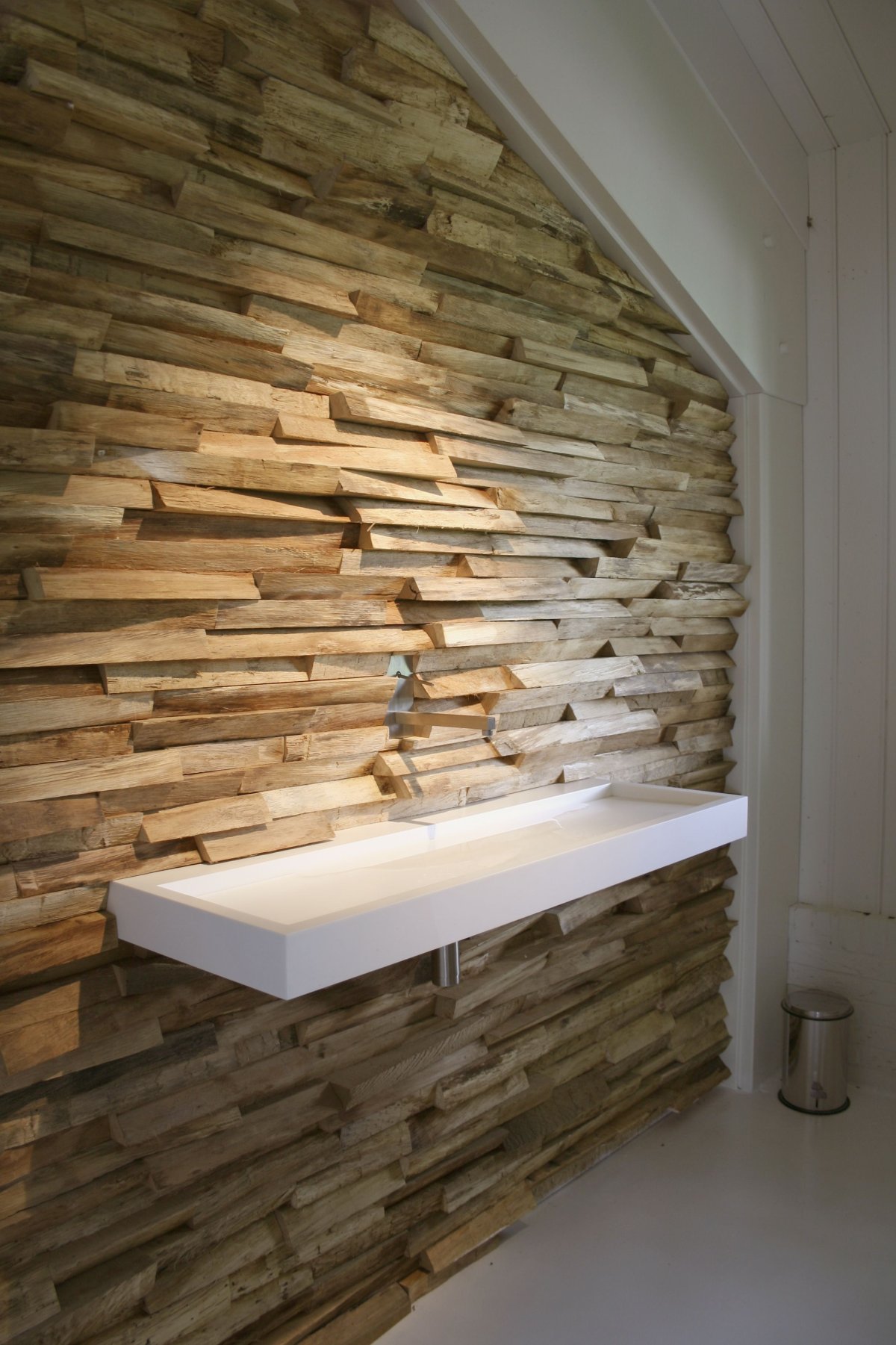 Деревяшки на стене