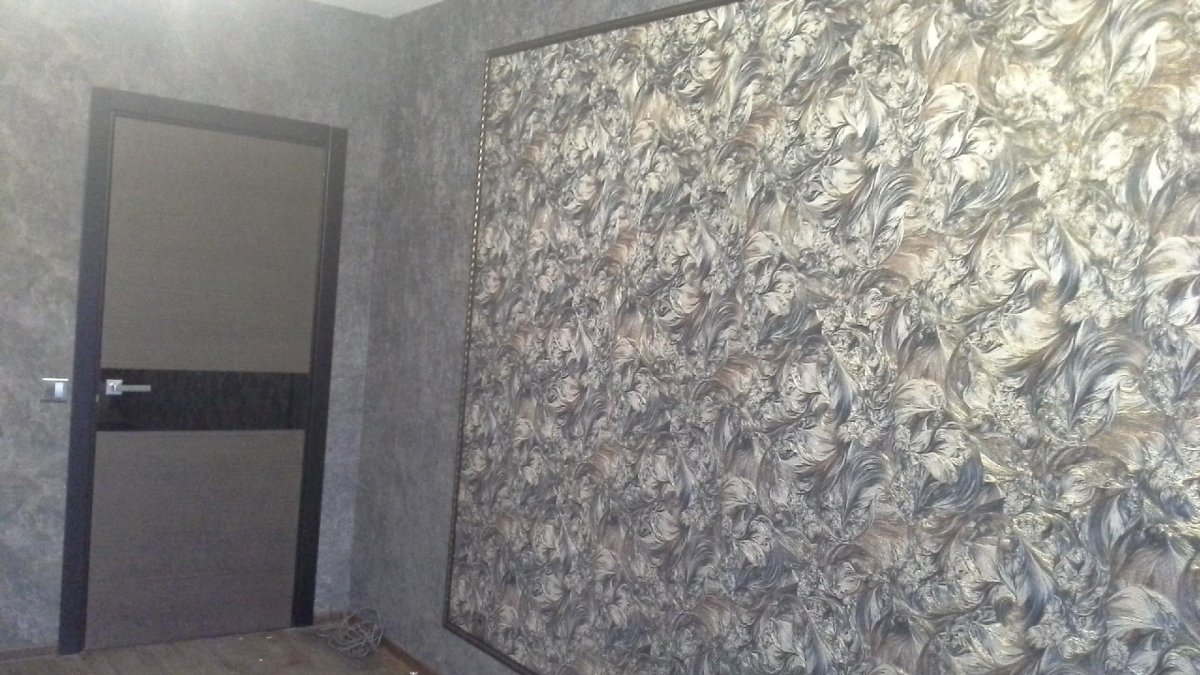 Стык обоев и декоративной штукатурки