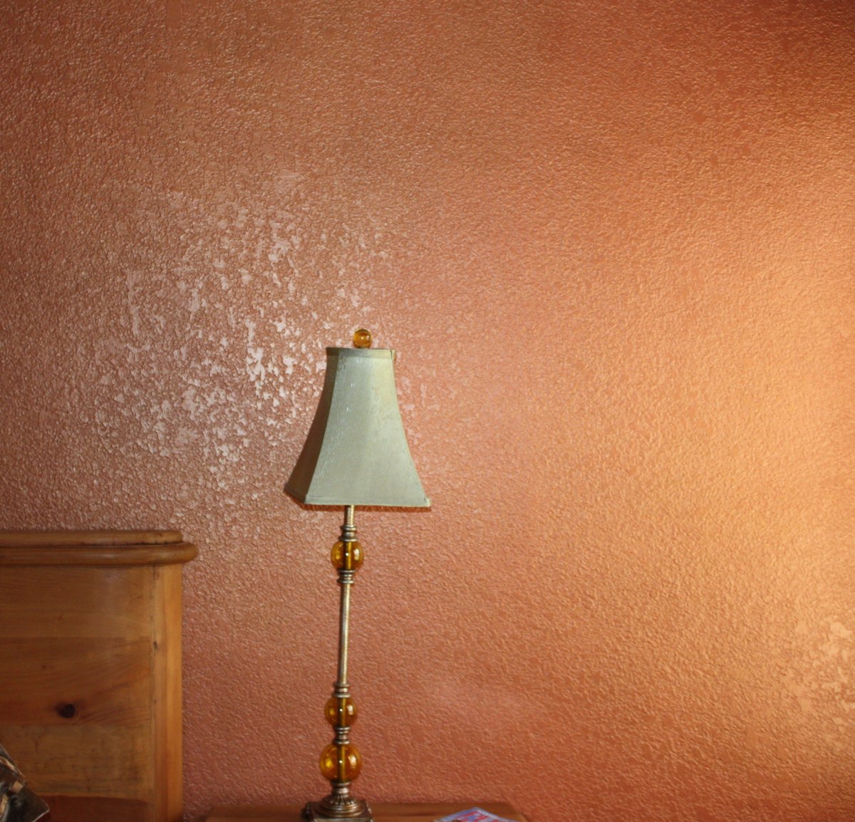 Золотистый колер на стене