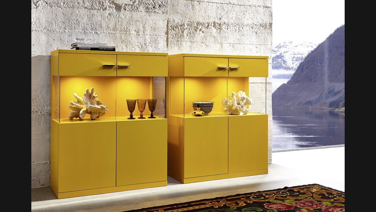 Яркий комод