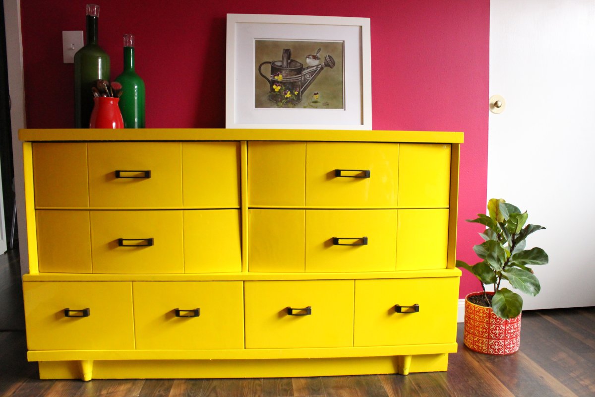 Желтый комод