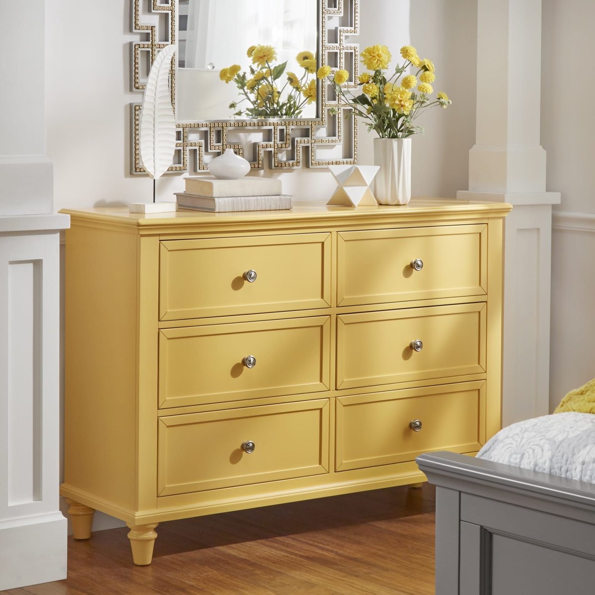 Комод желтый с дверками