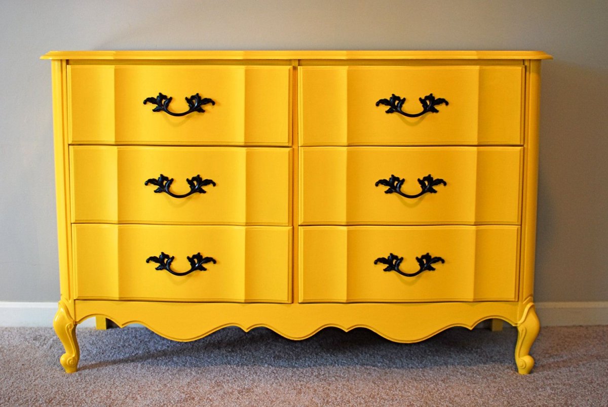 Серо желтый комод