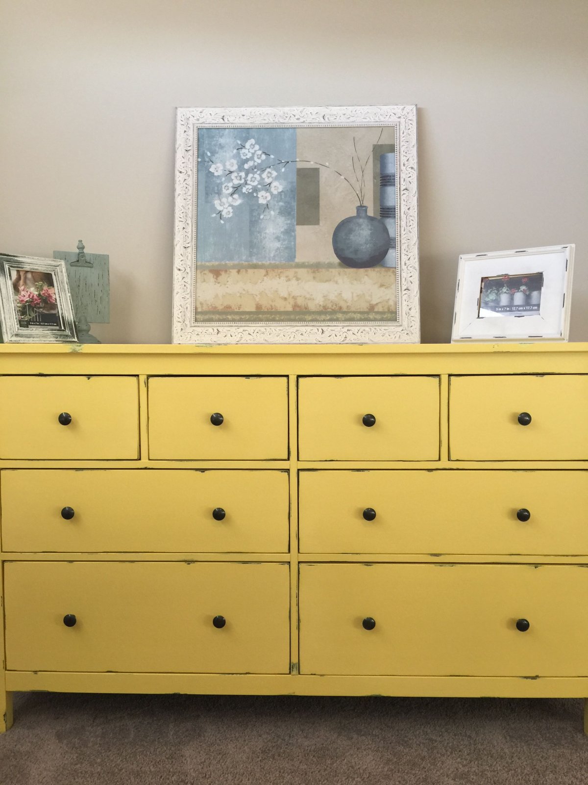 Комод бело желтый