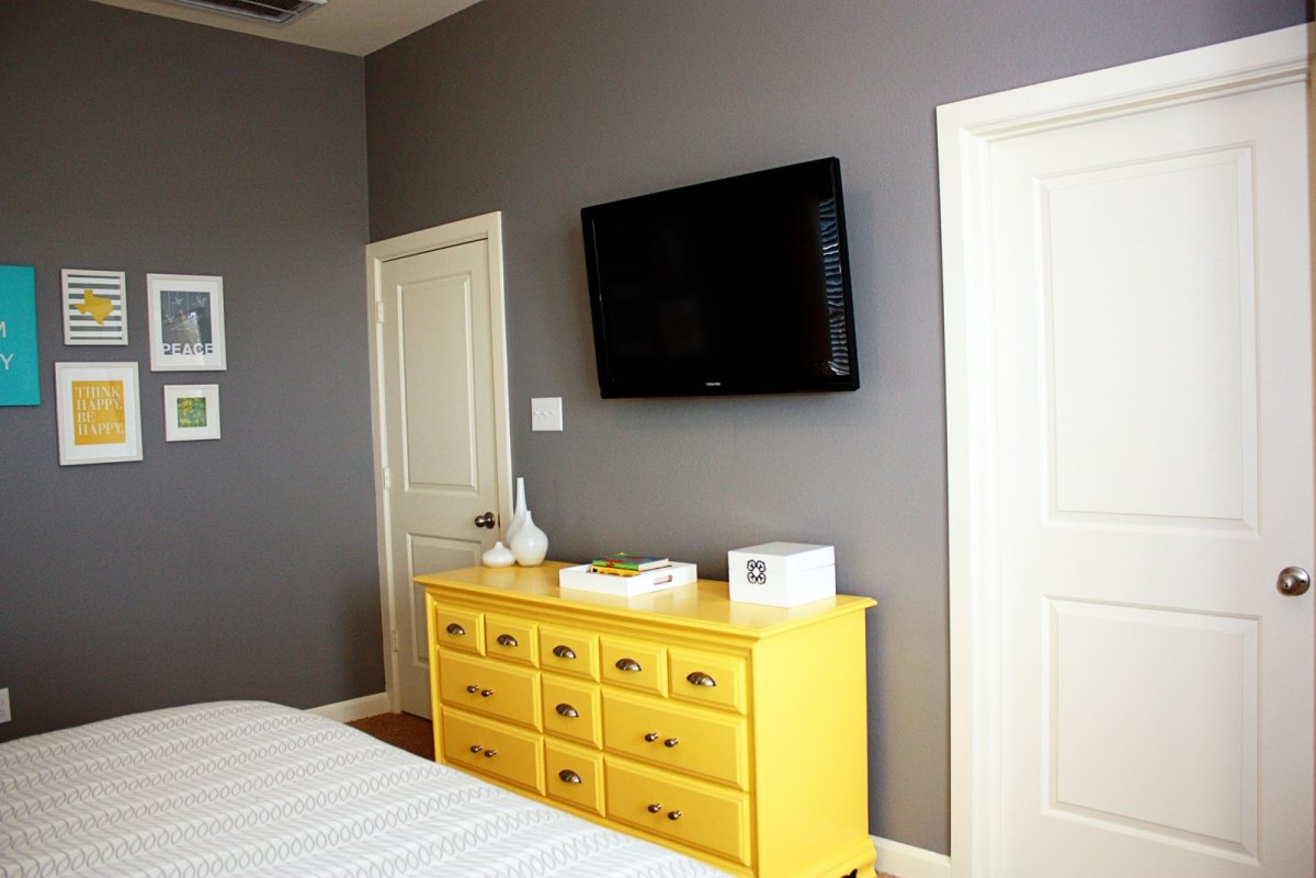 Черно желтый комод