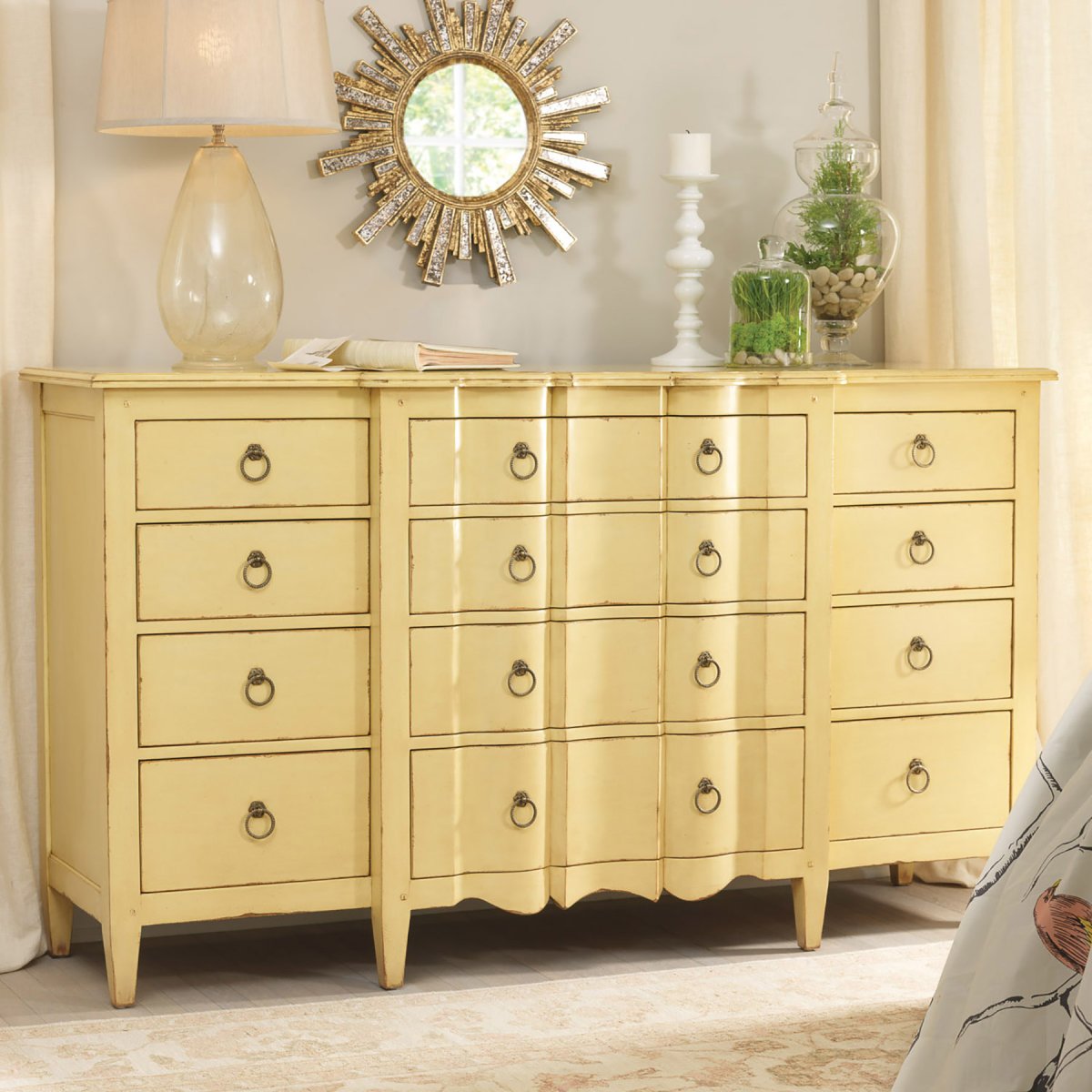 Комод в сине-желтом цвете