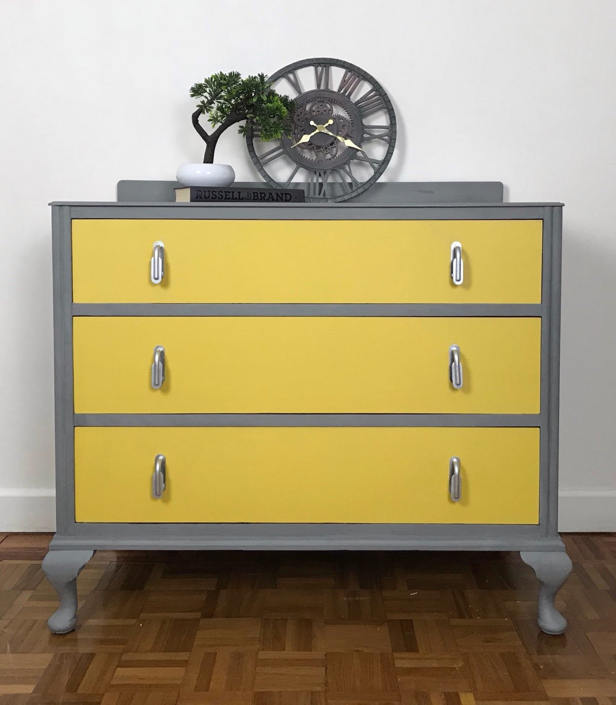 Оливковый комод в интерьере