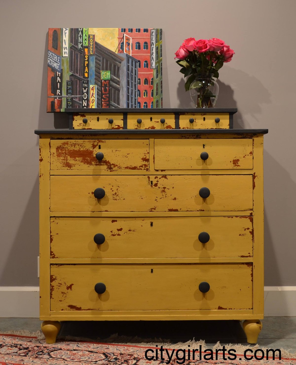 Желтый комод в интерьере