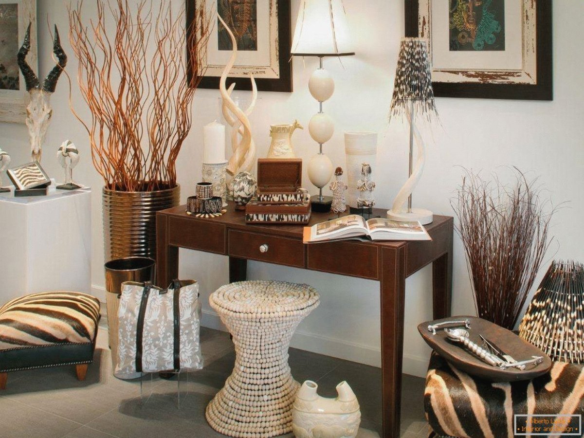 Гостиная с черным диваном