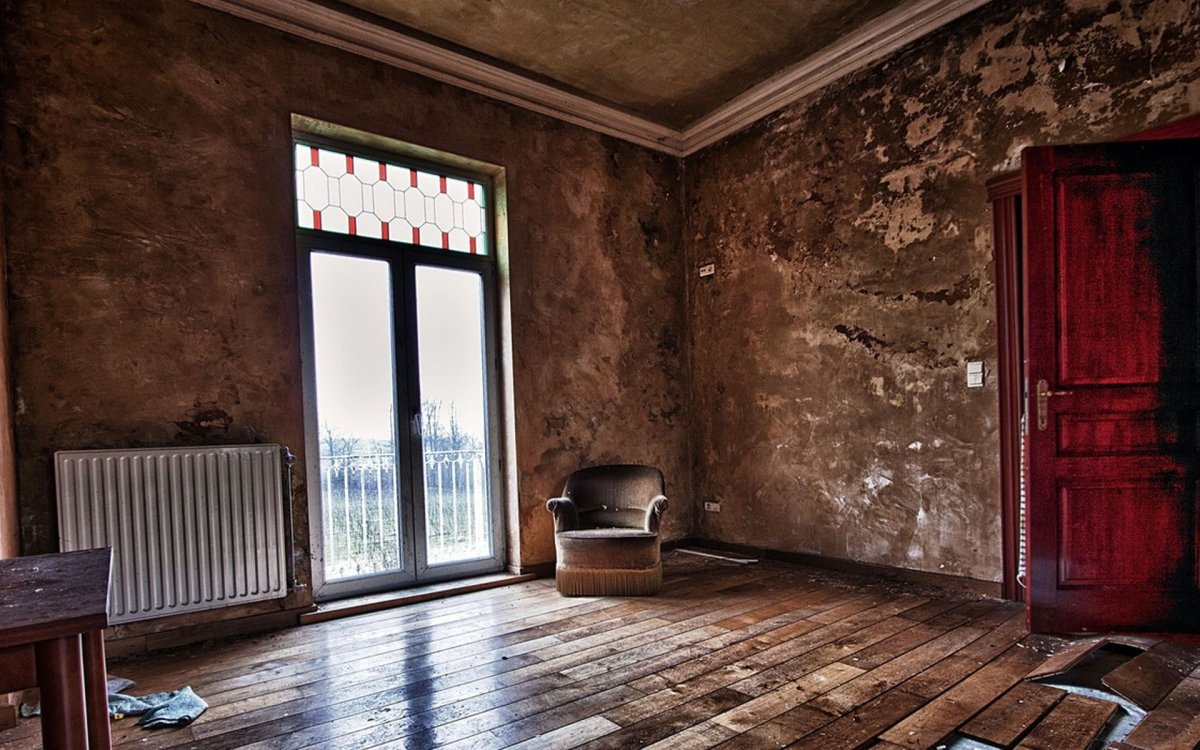 Студия с обшарпанными стенами