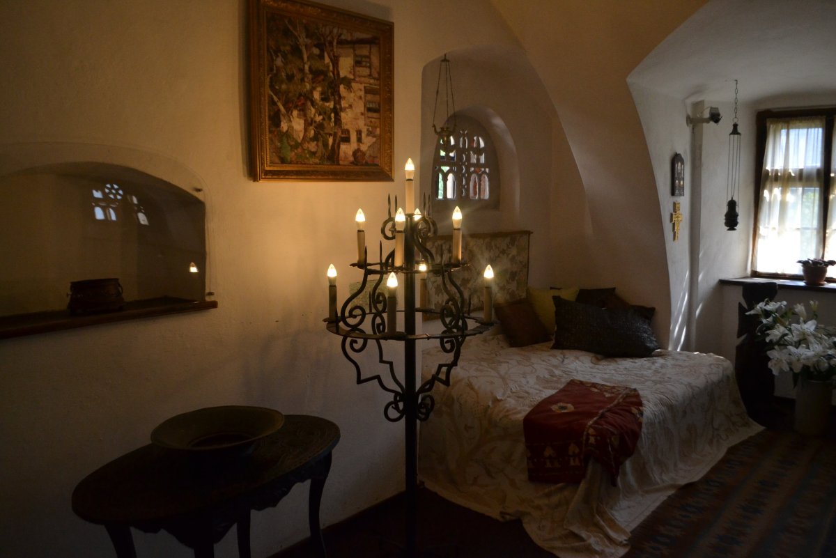 Гостиная в стиле средневекового замка