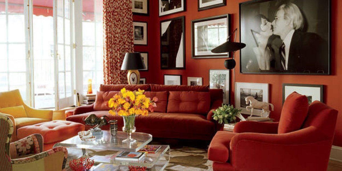 Гостиная с камином и зеленым диваном