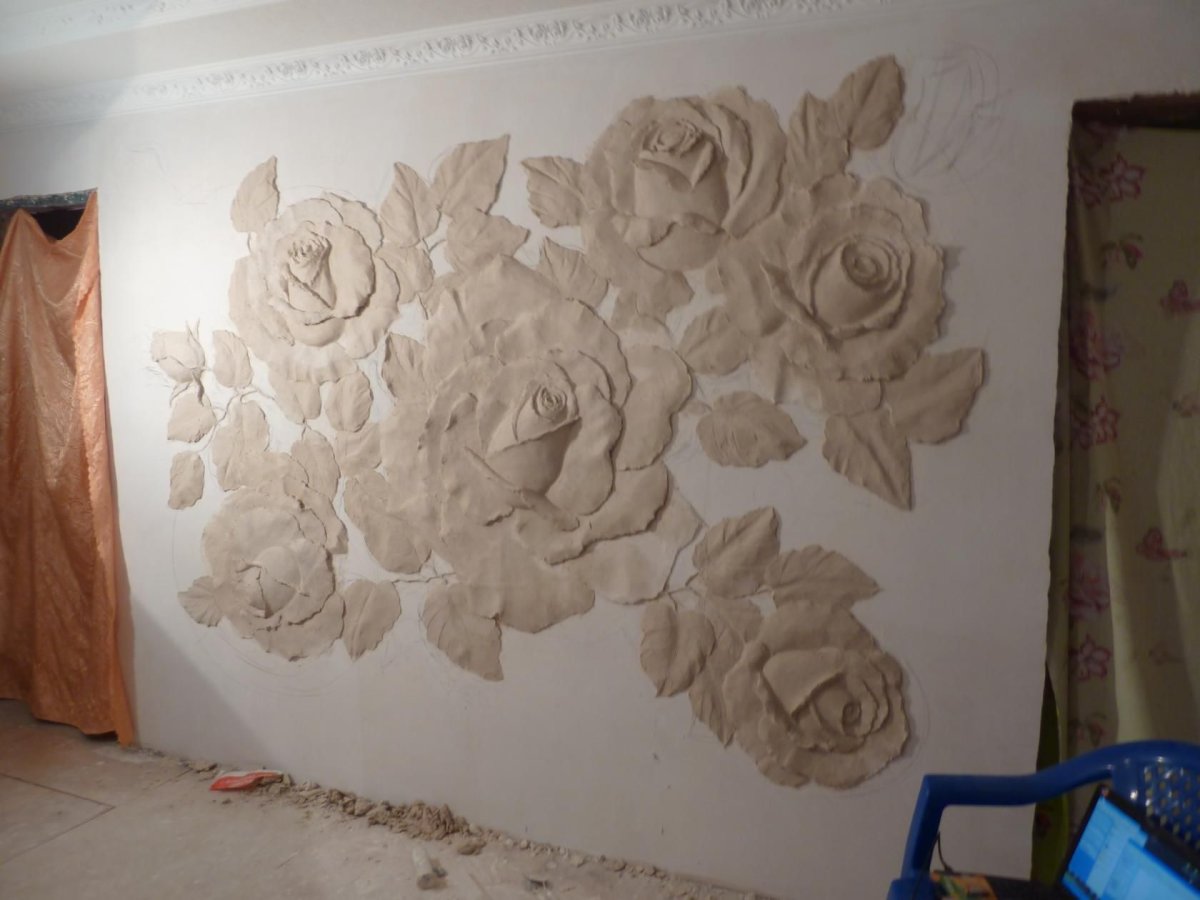 Барельефы розы из гипсовой штукатурки