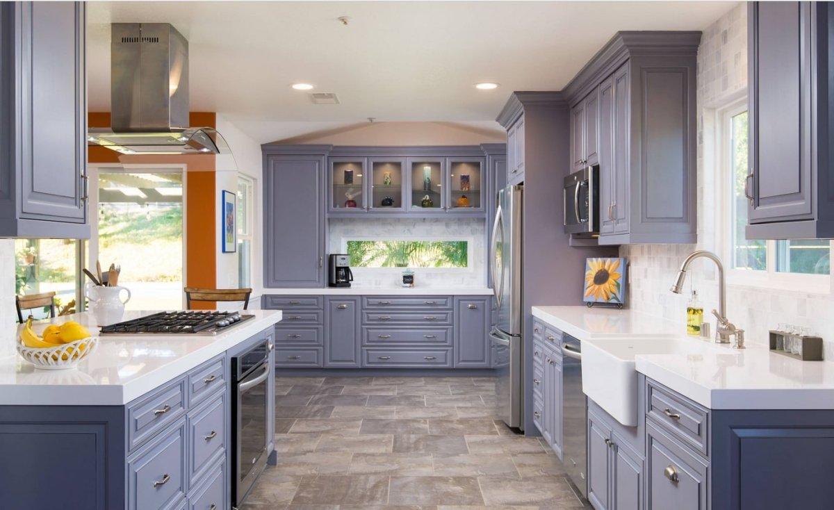 Кухня в стиле Прованс серая с лиловым