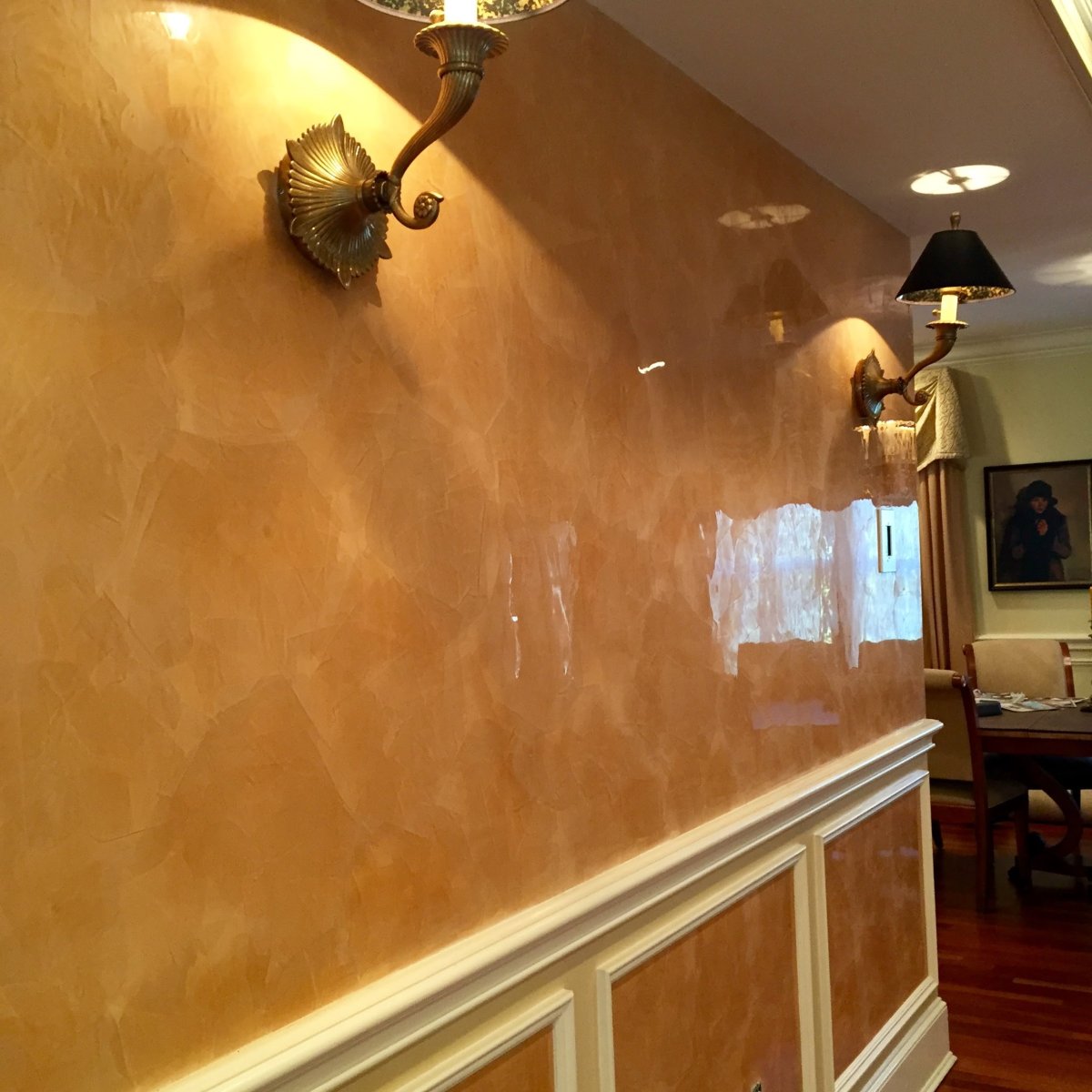 Плитка под дерево с черной штукатуркой