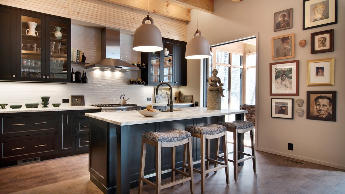 Кухонный остров с обеденной зоной