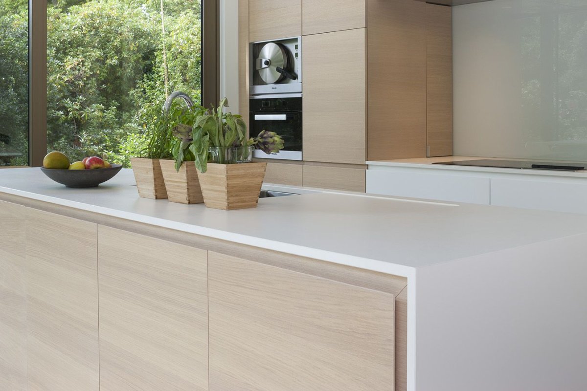 Кухня с деревянной столешницей