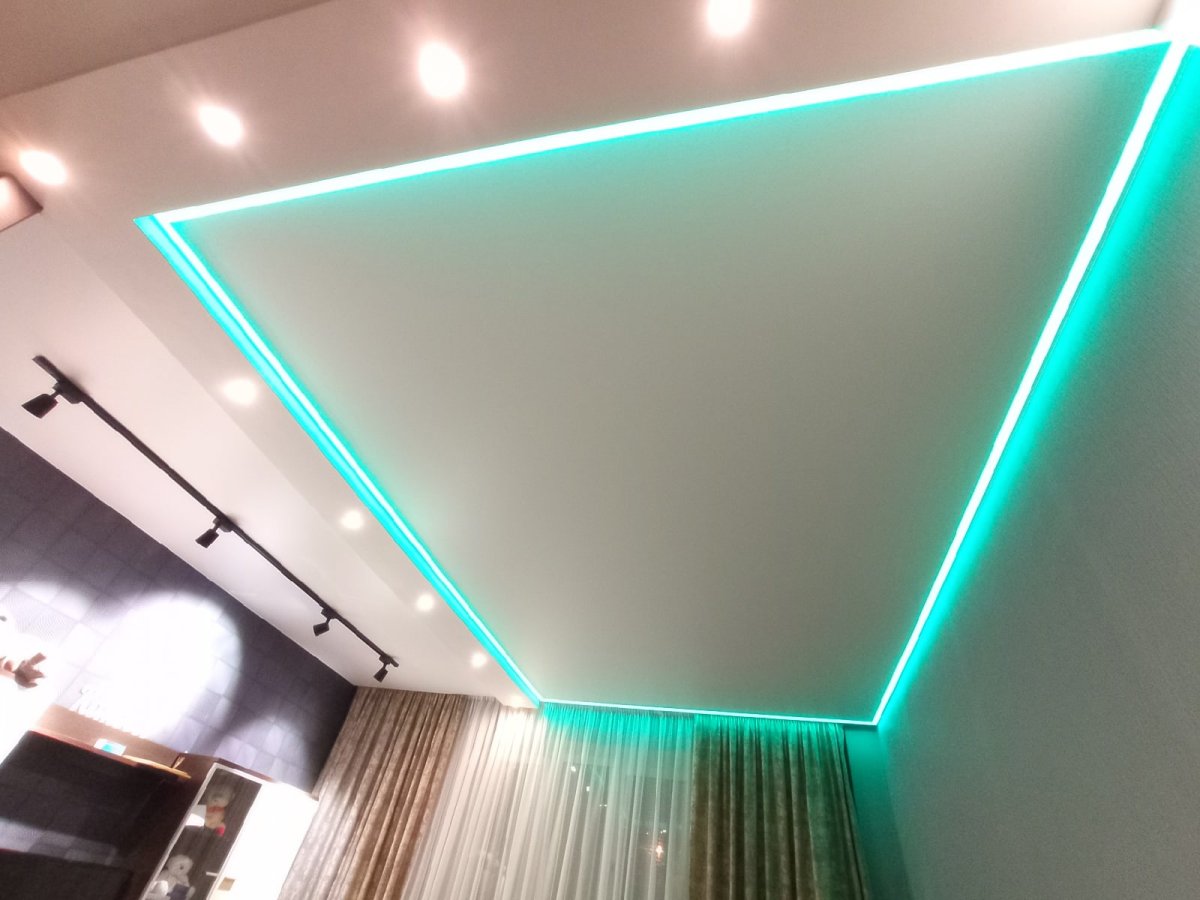 Парящая стена в интерьере