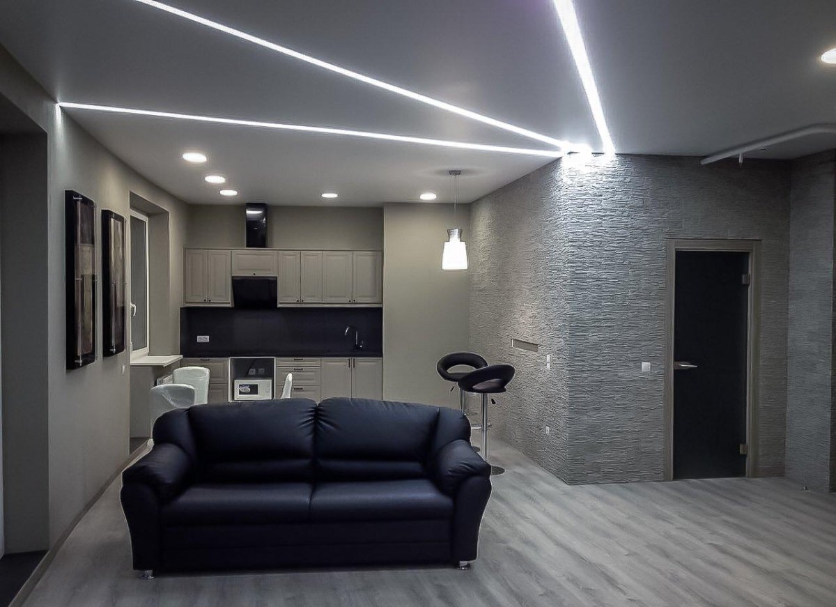 Потолок световые линии в гостиной