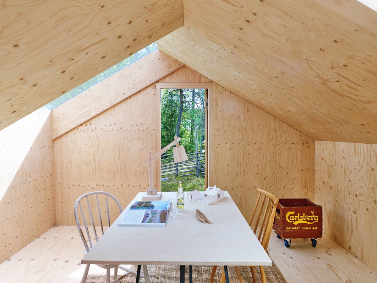 Отделка мансарды фанерой