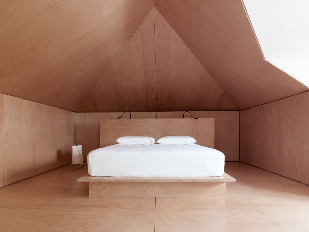 Отделка потолка мансарды фанерой