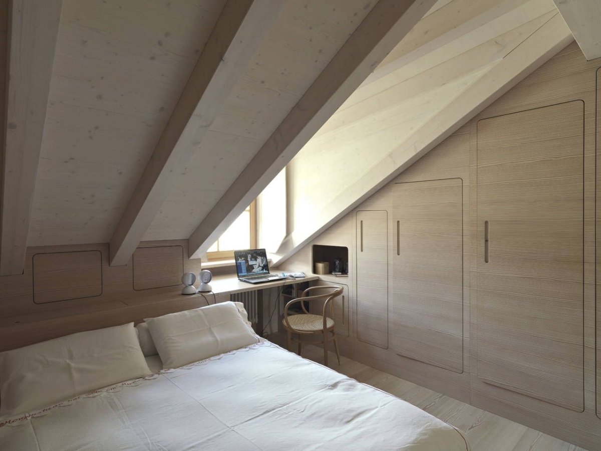 Отделка потолка мансарды фанерой