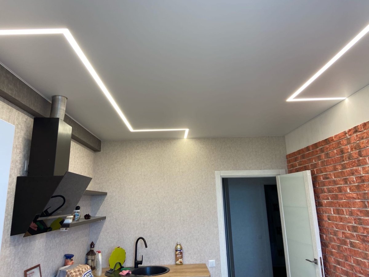 Световые линии на натяжном потолке