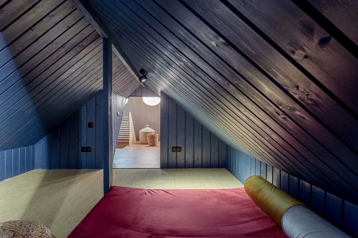 Отделка мансарды фанерой