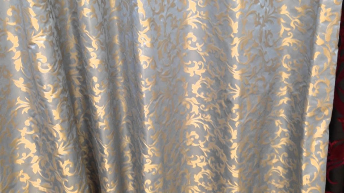 Шторы в спальню под золотистые обои