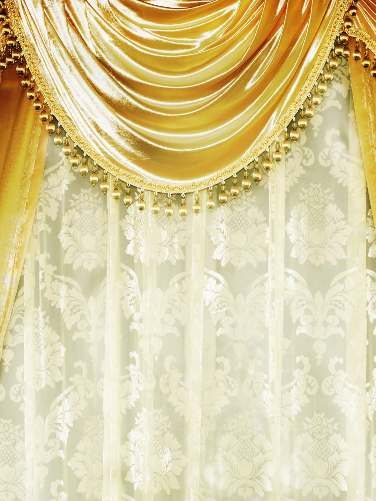 Шторы к золотистым обоям в гостиную