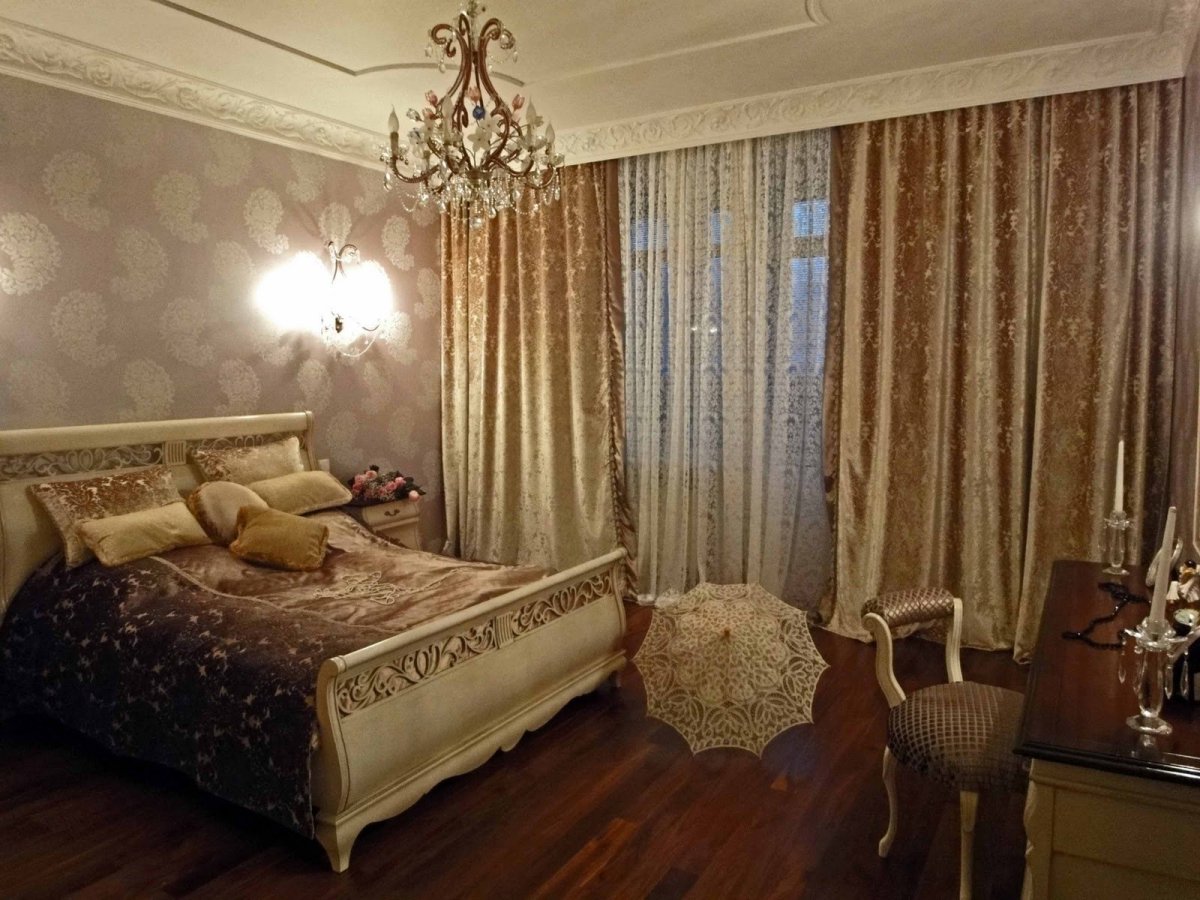 Бежево золотистые шторы в интерьере