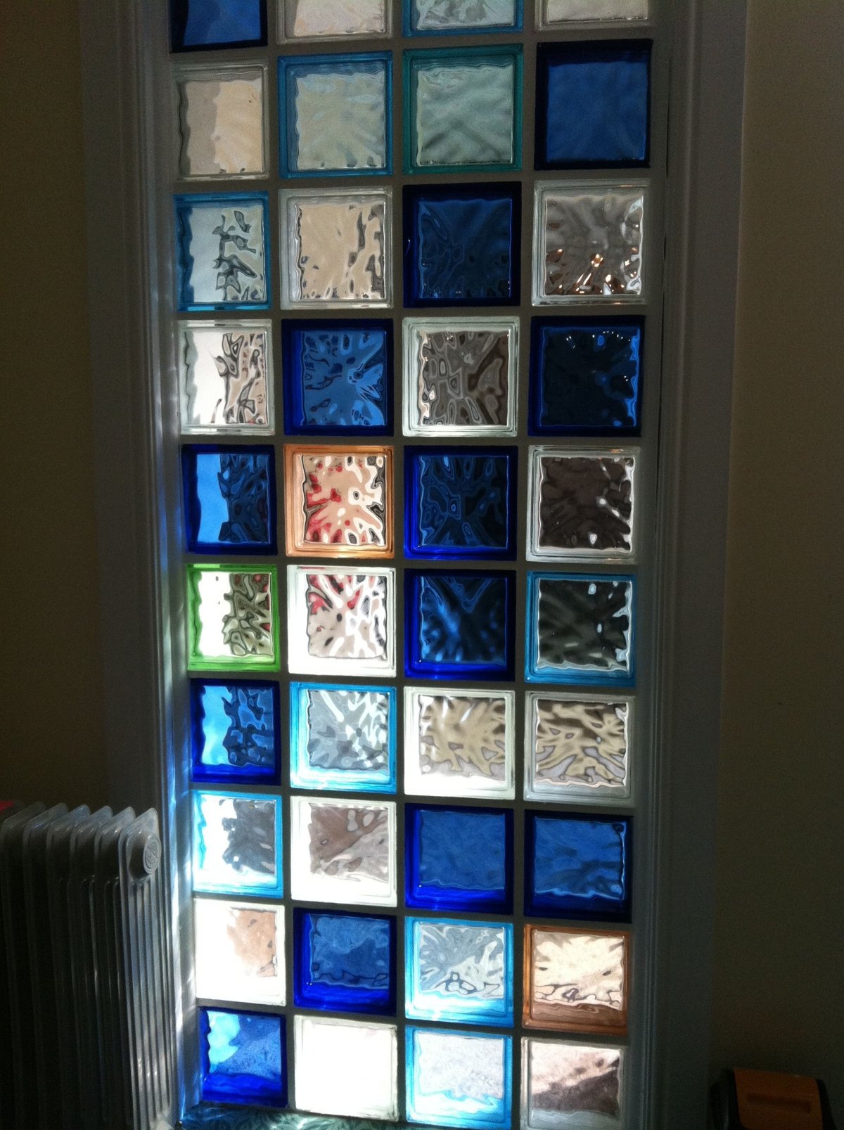 Стена из стеклоблоков в интерьере