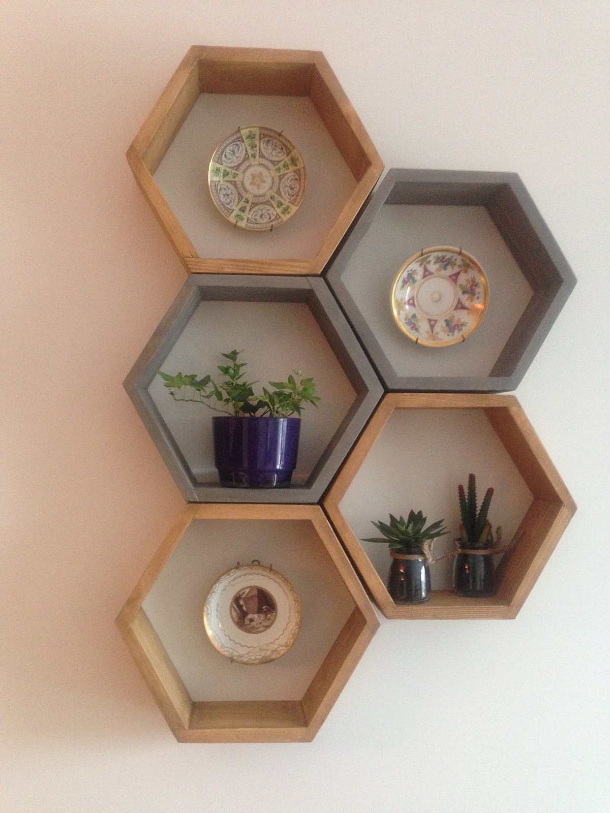 Полки соты в интерьере гостиной