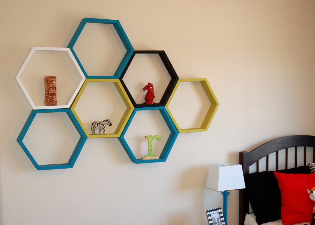 Полки соты в интерьере кухни