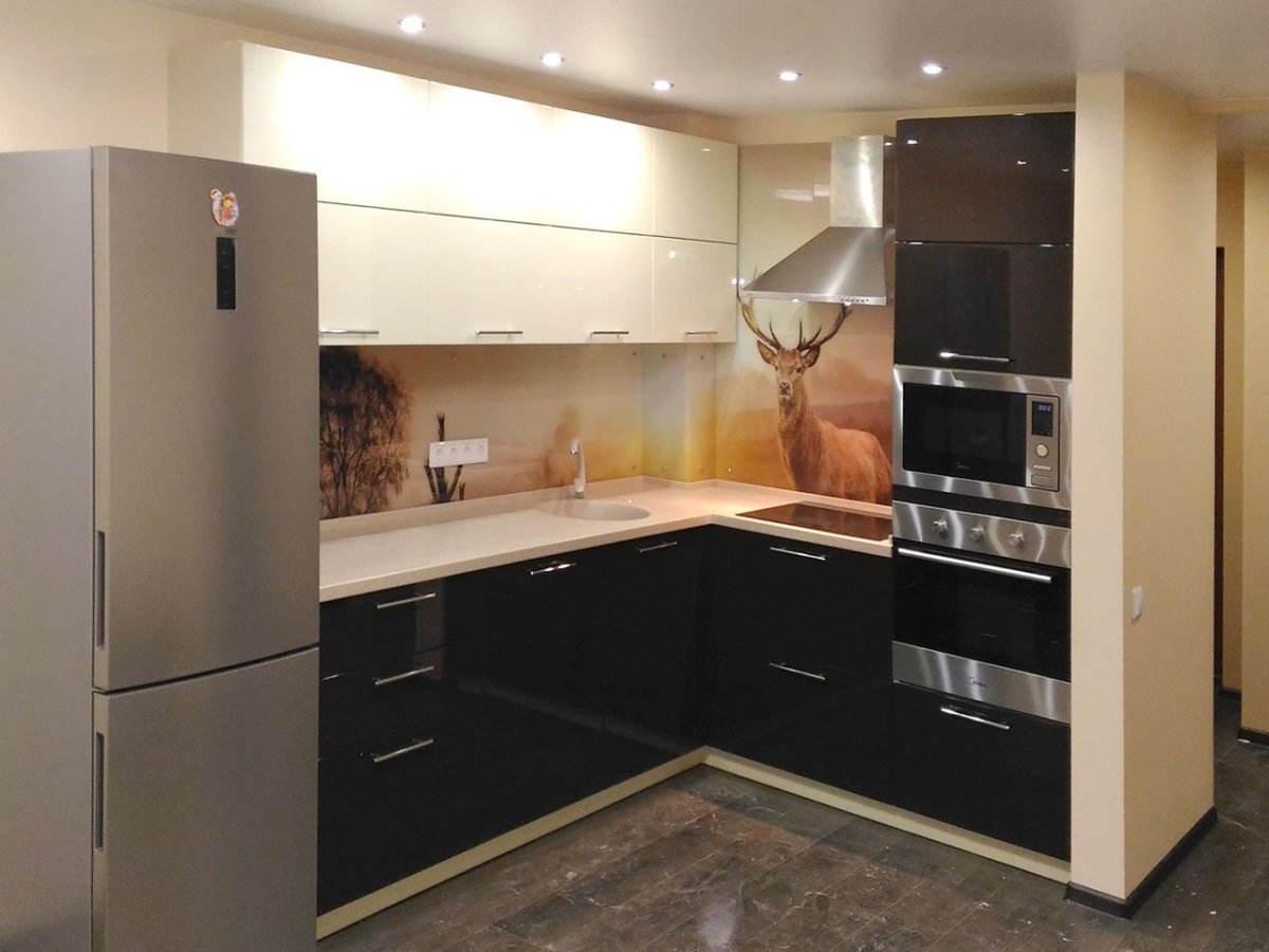 Современная кухня с пеналами