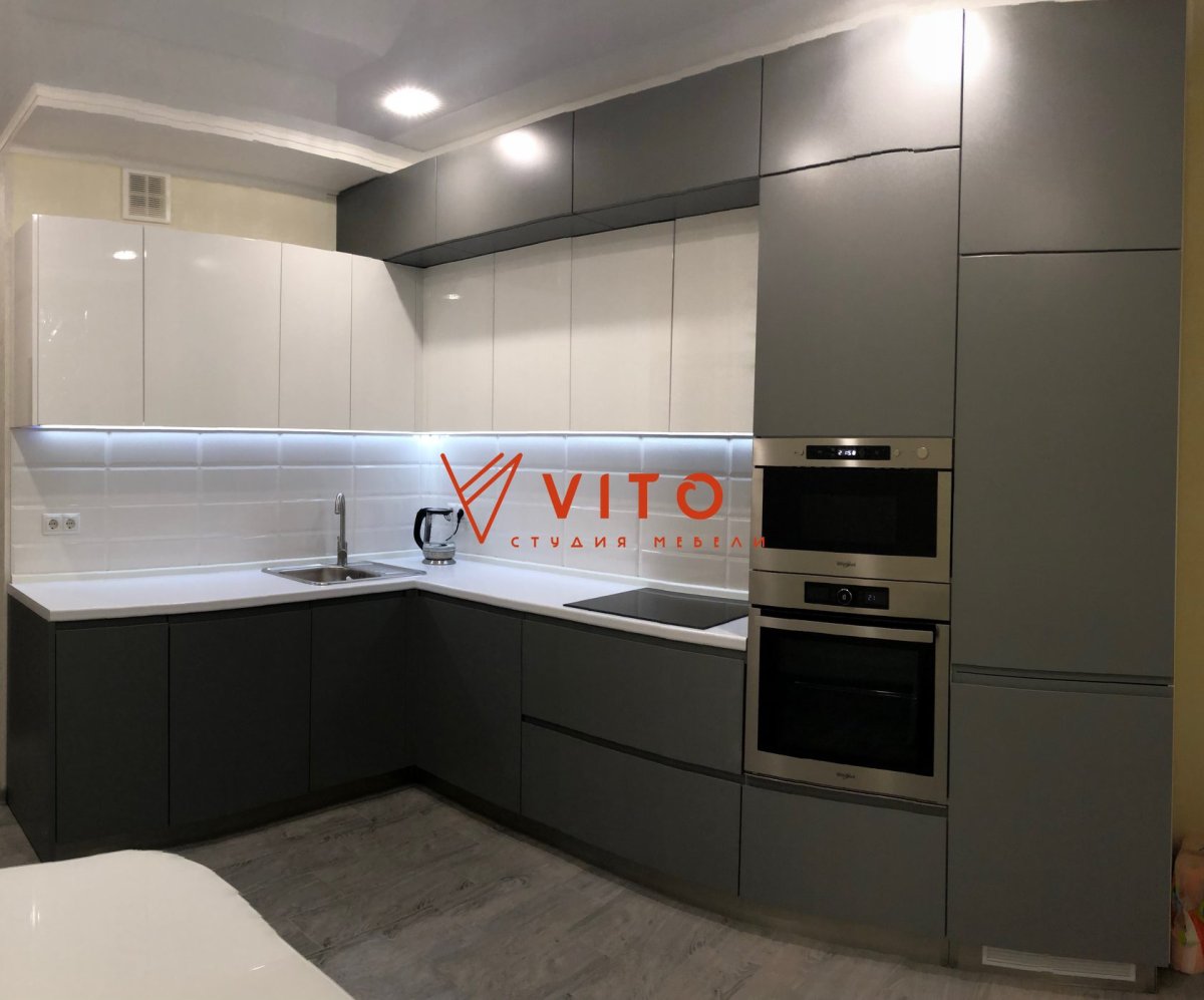 Угловая кухня с пеналом