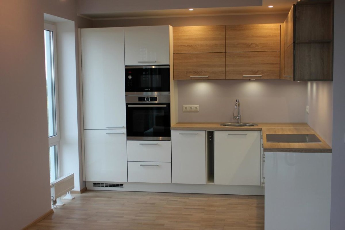 Угловая кухня с пеналом в углу