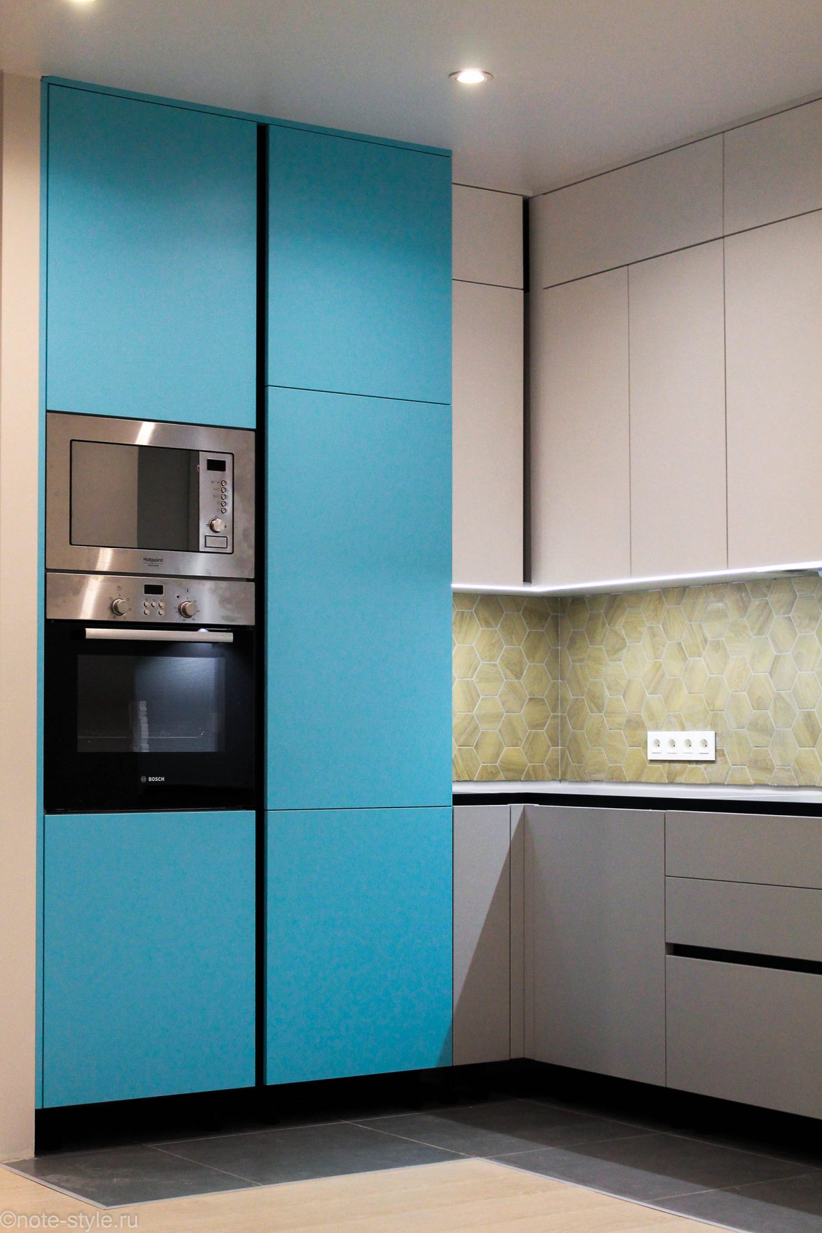 Кухня до потолка угловая