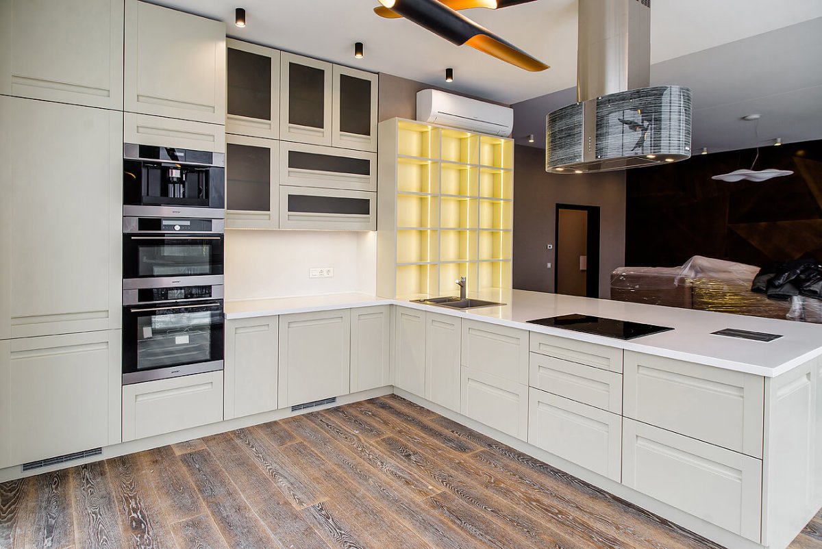 Угловая белая кухня с ручками