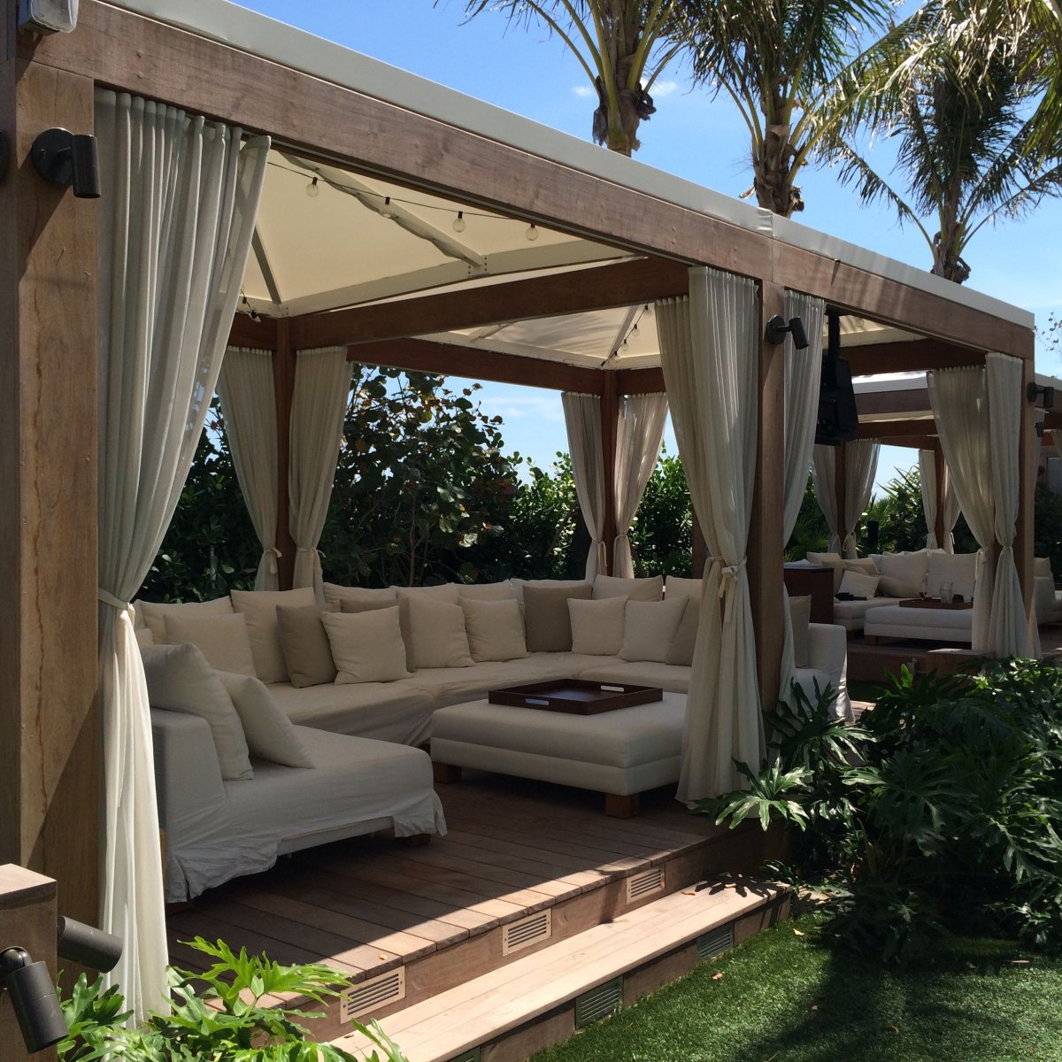 Деревянная беседка со шторами