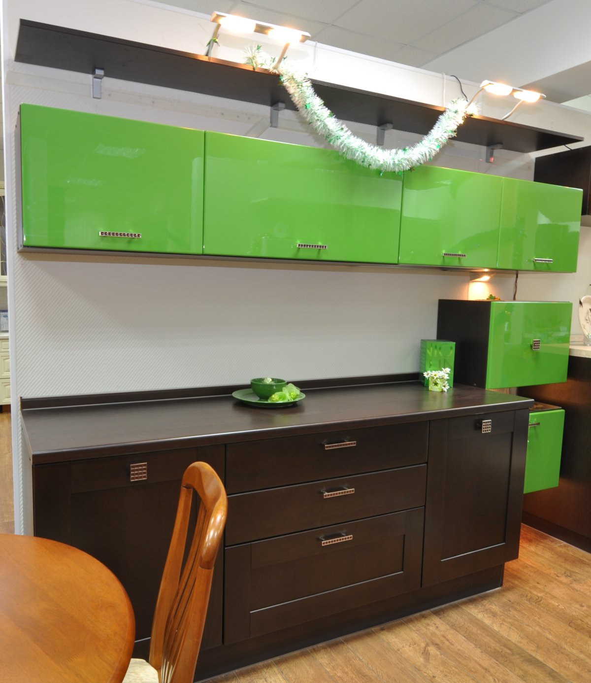 Кухня в зелёных болотных тонах и венге