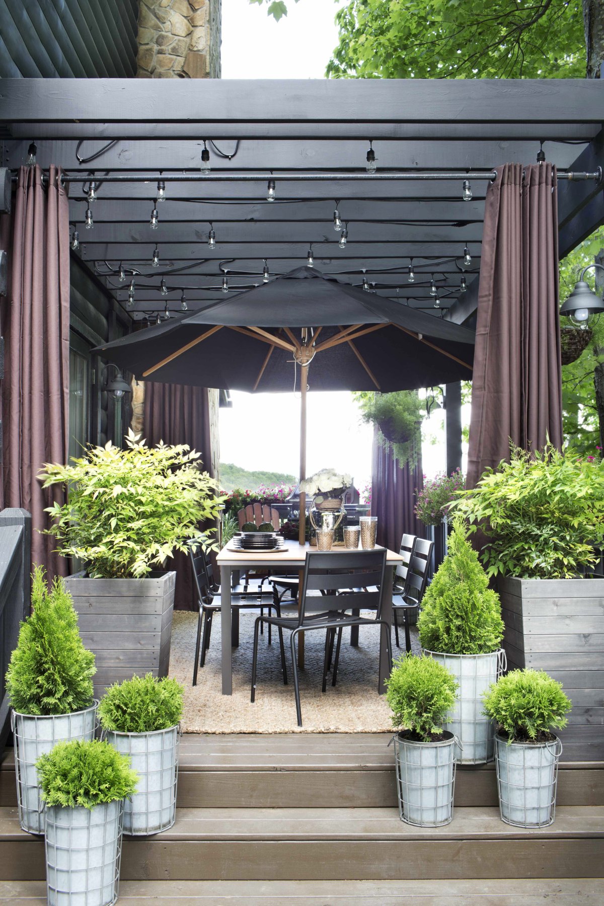 Деревянная терраса со шторами