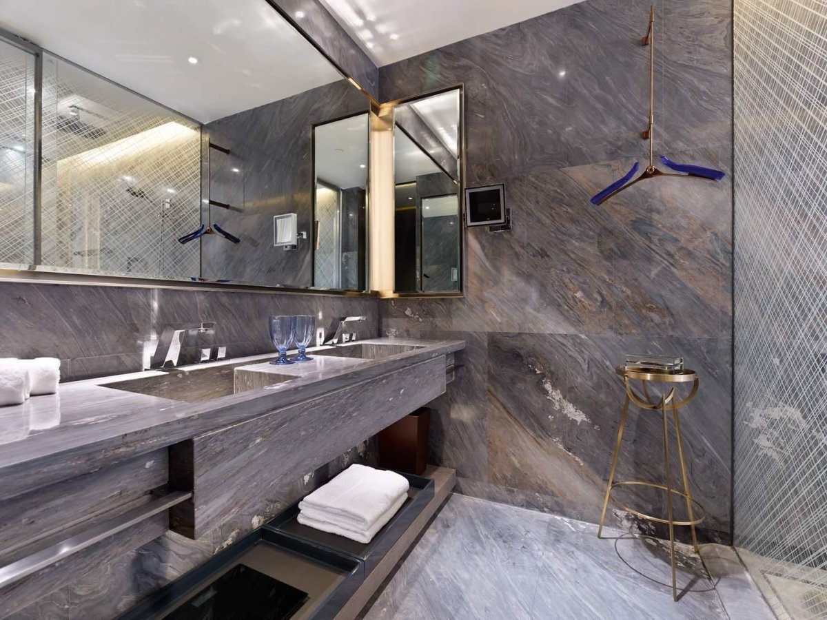 Сочетание мрамора и дерева в интерьере